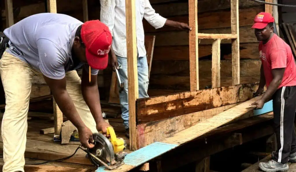 Sin acueducto, sin alcantarillado y con la tierra temblando: la otra cara de la reconstrucción en Chocó Construcción de vivienda en el Chocó.