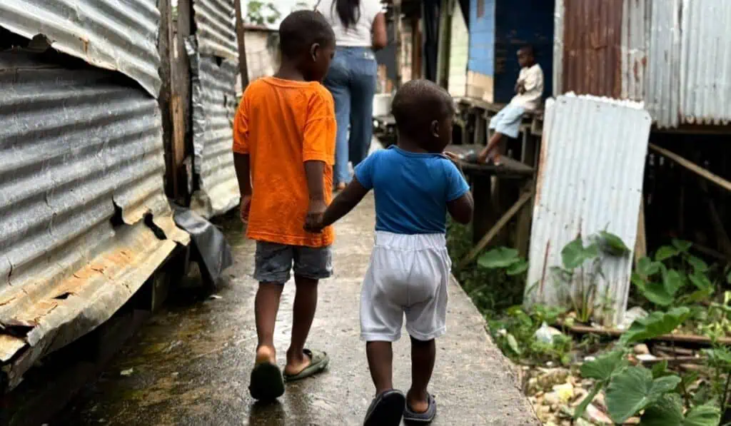 Sin acueducto, sin alcantarillado y con la tierra temblando: la otra cara de la reconstrucción en Chocó Damnificados en Chocó.