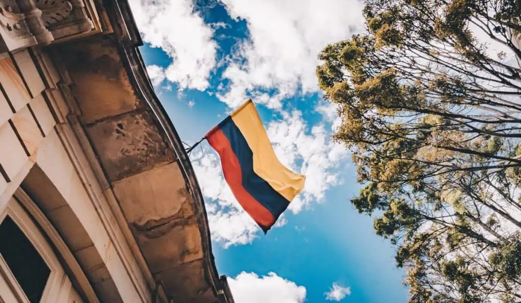 Despegar, Banco de Bogotá y Mastercard lanzan tarjeta que convierte compras en beneficios para vuelos, hoteles y otras experiencias Destino bandera de Colombia