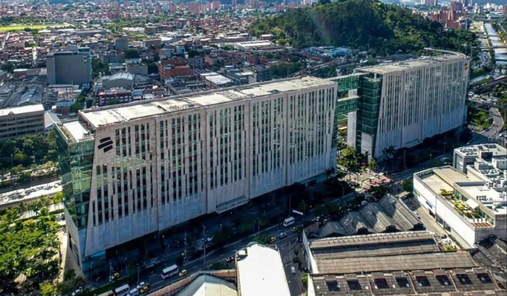 La propuesta de Bancolombia para anticipar el bolsillo ante el Fenómeno de El Niño Edificio de Bancolombia. Foto_ cortesía y modificada con Gemini IA
