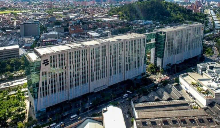 La propuesta de Bancolombia para anticipar el bolsillo ante el Fenómeno de El Niño Edificio de Bancolombia. Foto_ cortesía y modificada con Gemini IA
