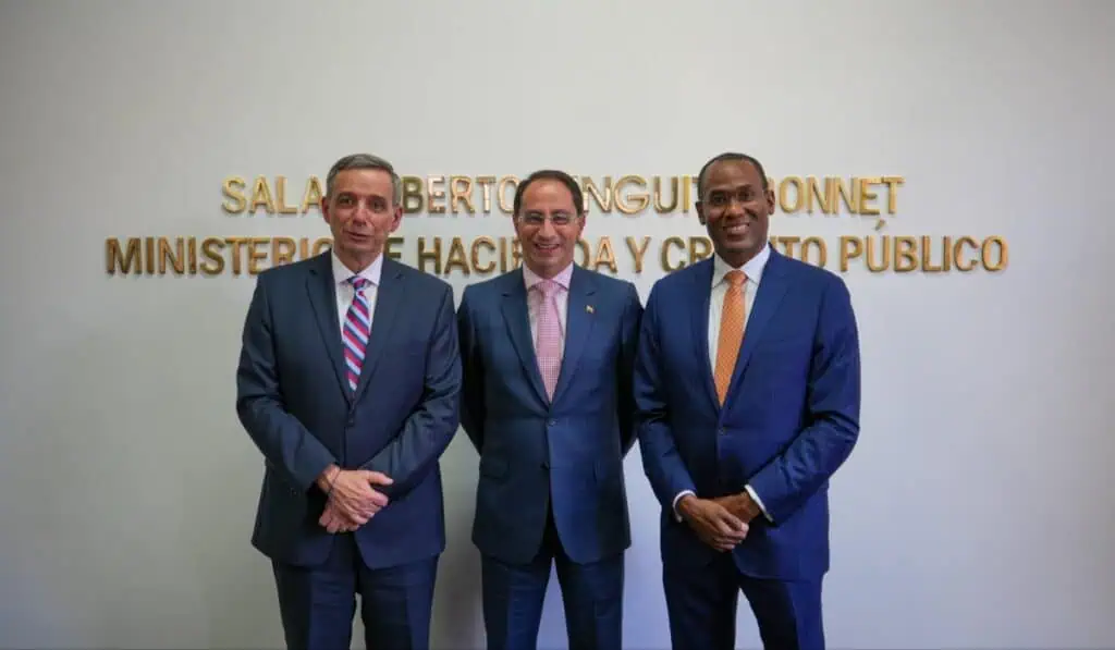 Delegación colombiana viajará a Washington la próxima semana en búsqueda de financiamiento del FMI El ministro de Hacienda, Miguel Gómez; el vicepresidente, José Manuel Restrepo; y el subdirector gerente del FMI, Nigel Clarke. Imagen: Ministerio de Hacienda