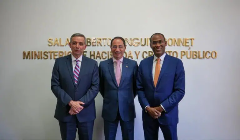 Delegación colombiana viajará a Washington la próxima semana en búsqueda de financiamiento del FMI El ministro de Hacienda, Miguel Gómez; el vicepresidente, José Manuel Restrepo; y el subdirector gerente del FMI, Nigel Clarke. Imagen: Ministerio de Hacienda