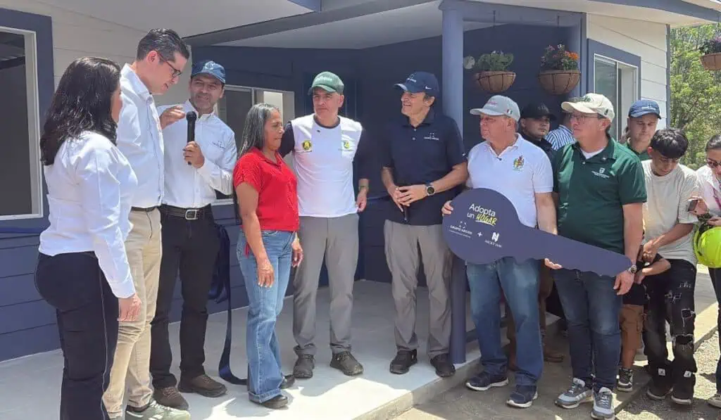 Adopta un Hogar, iniciativa de Grupo Argos y Nicky Jam, entregó la primera vivienda en Antioquia Entrega de casa Adopta un Hogar en Antioquia
