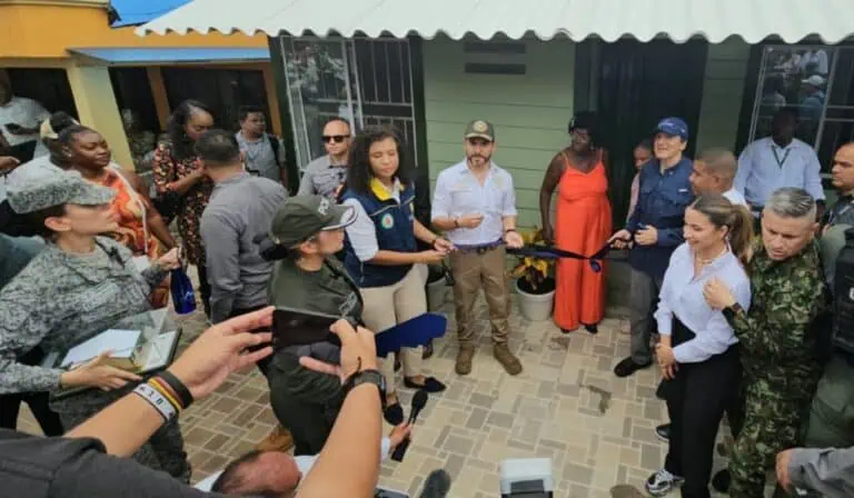 Grupo Argos y Nicky Jam entregaron la primera vivienda de Adopta un Hogar en Quibdó: así avanza la construcción de 1.000 viviendas Grupo Argos y Nicky Jam entregaron la primera vivienda de Adopta un Hogar en Quibdó