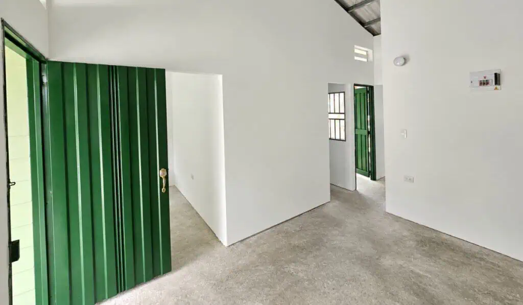 Grupo Argos y Nicky Jam entregaron la primera vivienda de Adopta un Hogar en Quibdó: así avanza la construcción de 1.000 viviendas Interior de casa de Adopta un Hogar