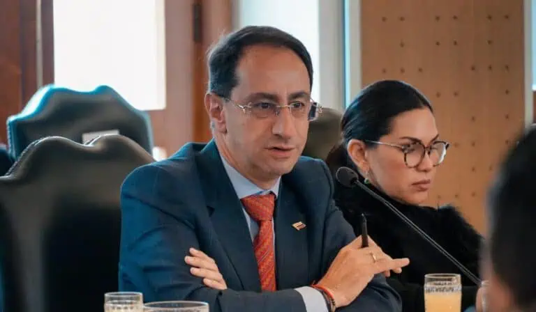 Vicepresidente Restrepo presenta hoja de ruta para que el PIB de Colombia crezca al 6 % José Manuel Restrepo, vicepresidente de Colombia