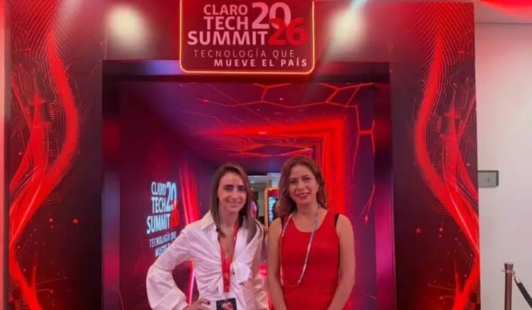 Alcaldía de Bogotá y Claro Colombia se unen para llevar formación digital gratuita a las personas que viven en la capital María Consuelo Castro, gerente de sostenibilidad de Claro Colombia y Diana Celis Mora, consejera Distrital TIC