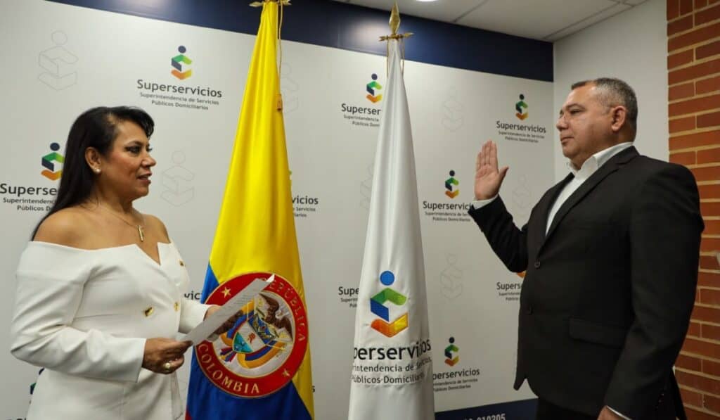 Ramiro Castilla Andrade fue designado como nuevo interventor de Air-e María Rocío Cortés, superintendente encargada de Servicios Públicos y Ramiro Castilla Andrade, nuevo agente interventor de Air-e. Imagen: Superservicios