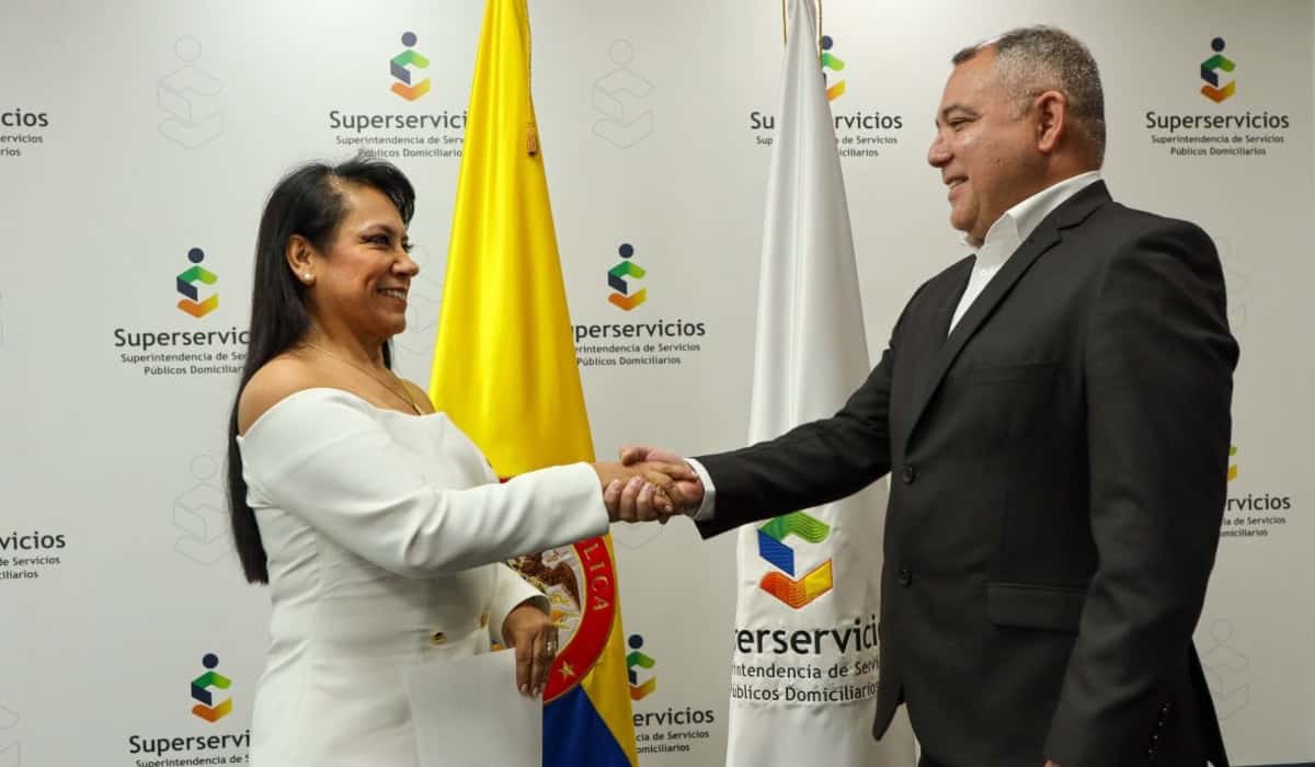 María Rocío Cortés, superintendente encargada de Servicios Públicos y Ramiro Castilla Andrade, nuevo agente interventor de Air-e. Imagen: Superservicios