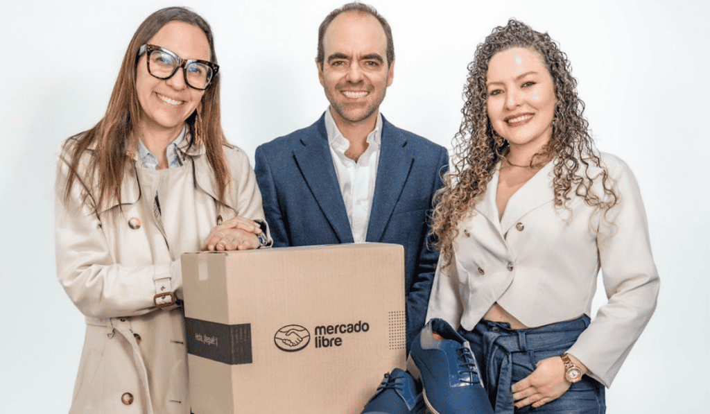 “Queremos democratizar el comercio electrónico”: así es la apuesta de Mercado Libre en San Victorino María del Pilar López Uribe, secretaria de Desarrollo Económico de Bogotá; Domenico Barbato, gerente general de Mercado Libre Colombia, y Leydi Betancourt, directora ejecutiva de Asosanvictorino.