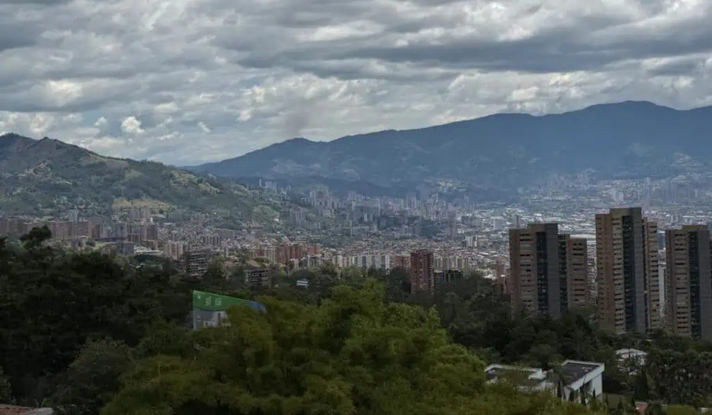Alcalde de Medellín anunció cortes de agua nocturnos temporales en algunas zonas de la ciudad tras incumplimiento de la meta de ahorro Medellín