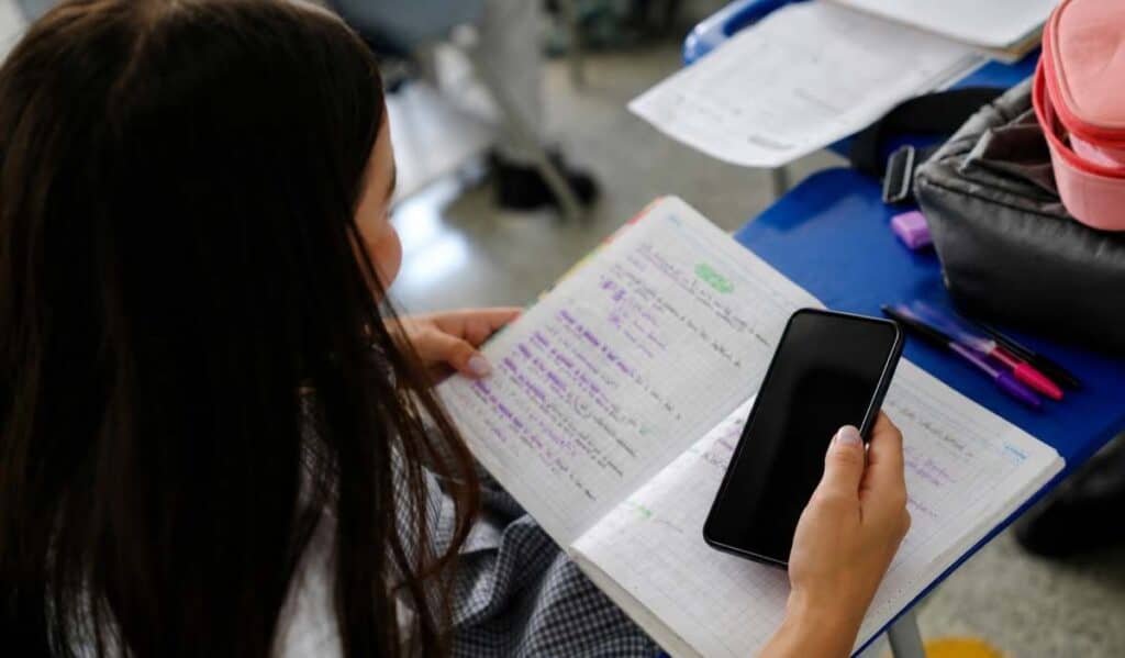 Nueva norma para los celulares en colegios públicos y privados de Bogotá genera polémica: así cambiarían las reglas Nueva norma para los celulares en colegios públicos y privados de Bogotá genera polémica: así cambiarían las reglas