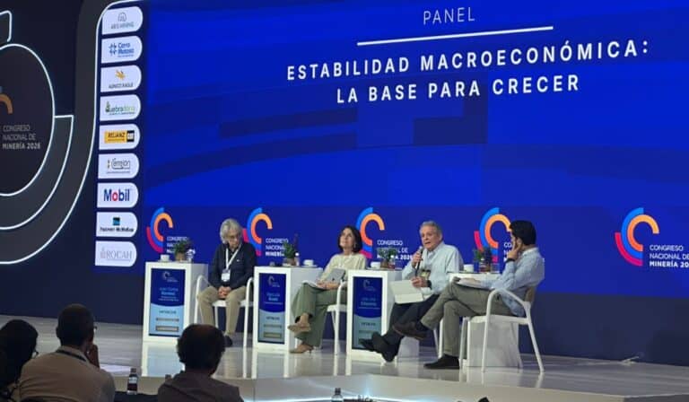 CARF advirtió que el déficit fiscal en Colombia es “explosivo”; habría riesgos de deuda de 70 % del PIB Panel de estabilidad macroeconómica en el Congreso de ACM. Imagen: Alejandro Correa/Valora Analitik