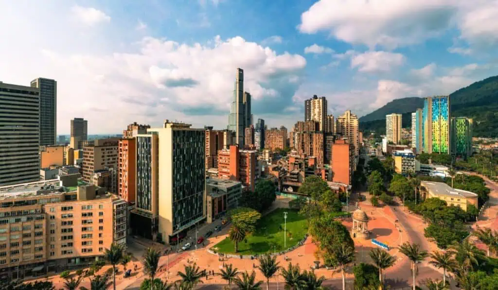 Invest in Bogotá presenta guía legal para empresas extranjeras que buscan invertir en Colombia Panorámica de Bogotá