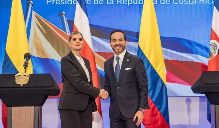 Colombia pide a Costa Rica eliminar visa para colombianos y avanzar hacia reciprocidad migratoria Presidente Abelardo de la Espriella junto a la presidenta de Costa Rica, Laura Fernández