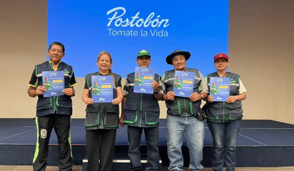 Recicladores de oficio del programa Faro Postobón recibieron bonos para mejoramiento de vivienda Recicladores de oficio reciben bonos de Postobón