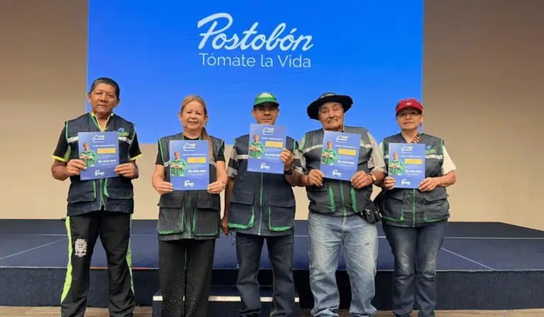 Recicladores de oficio del programa Faro Postobón recibieron bonos para mejoramiento de vivienda Recicladores de oficio reciben bonos de Postobón