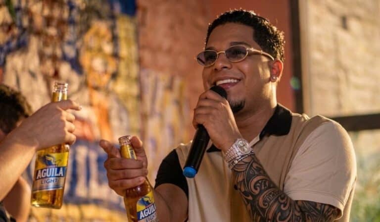 Reconocido cantante es el protagonista de la campaña de águila light