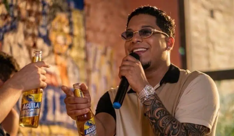 Reconocido cantante es el protagonista de la campaña de águila light, cerveza de Bavaria Reconocido cantante es el protagonista de la campaña de águila light
