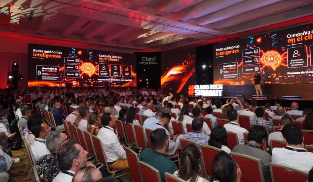 Claro tiene más de 300 iniciativas tras su transformación digital: el 30 % de las antenas están en 5G Salón en el Claro Tech Summit 2026