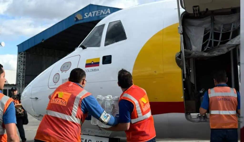 Satena ya ha movilizado cerca de 58 toneladas de ayuda humanitaria hacia el Pacífico colombiano tras el terremoto Vuelo humanitario Satena con donaciones al Pacífico colombiano.