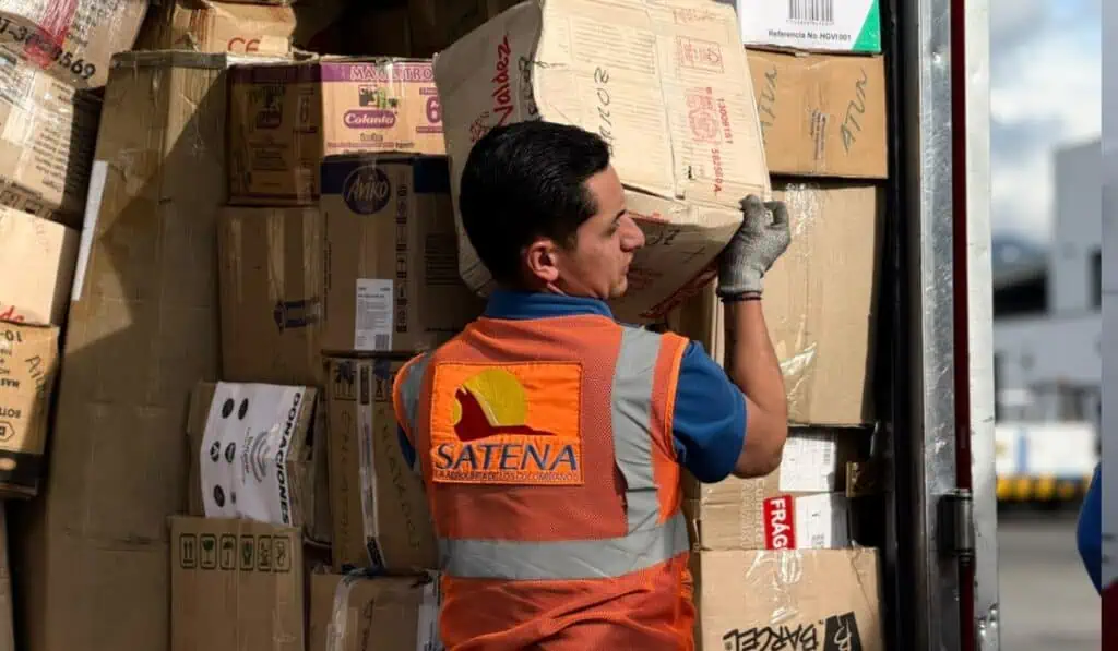 Satena ya ha movilizado cerca de 58 toneladas de ayuda humanitaria hacia el Pacífico colombiano tras el terremoto Vuelo humanitario Satena con donaciones al Pacífico colombiano.