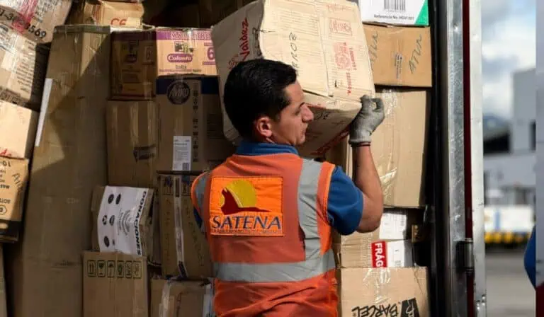Satena ya ha movilizado cerca de 58 toneladas de ayuda humanitaria hacia el Pacífico colombiano tras el terremoto Vuelo humanitario Satena con donaciones al Pacífico colombiano.