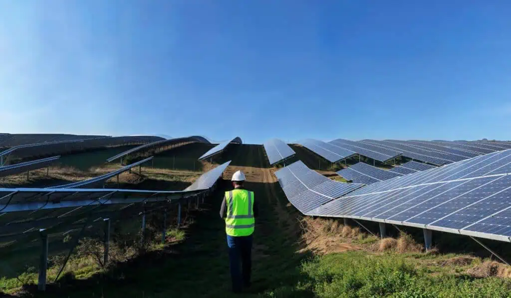 Isagen genera oportunidades para una transición renovable: estos son sus proyectos Supervisor paneles solares