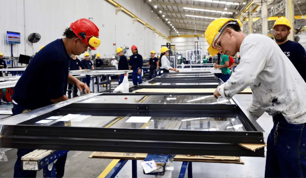 Tecnoglass enviará miles de ventanas a zonas afectadas por el terremoto Tecnoglass envió las primeras 500 ventanas corredizas a Buenaventura