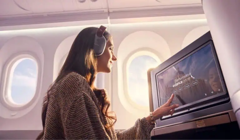 Avianca renueva oferta premium en Colombia y las Américas: nuevas suites en vuelos, menús de lujo y cambios en salas VIP Avianca continúa fortaleciendo su propuesta premium con la consolidación de Business Class Américas en todas las rutas dentro del continente, la ampliación de su oferta de entretenimiento a bordo y el avance progresivo de la conectividad Wi-Fi en su red. Foto: Avianca.