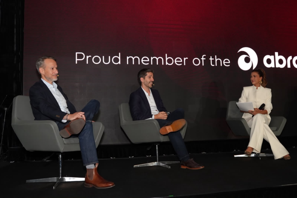 Avianca renueva oferta premium en Colombia y las Américas: nuevas suites en vuelos, menús de lujo y cambios en salas VIP Adrian Neuhauser, CEO del Grupo Abra y Gabriel Oliva, Presidente de Avianca. Foto: Avianca.