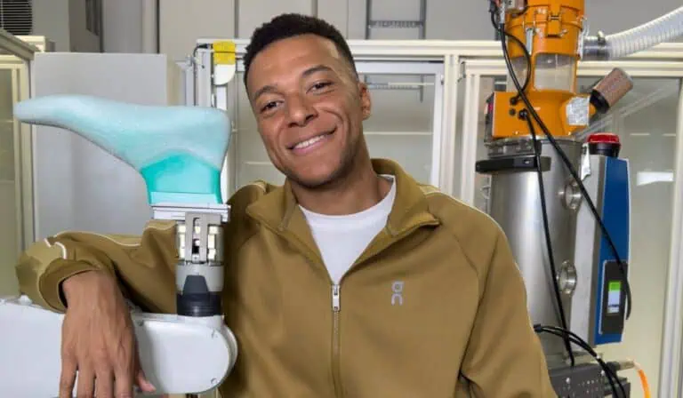 Mbappé rompe con Nike tras 20 años y firma con la marca de Roger Federer Mbappé rompe con Nike tras 20 años y firma con la marca de Roger Federer
