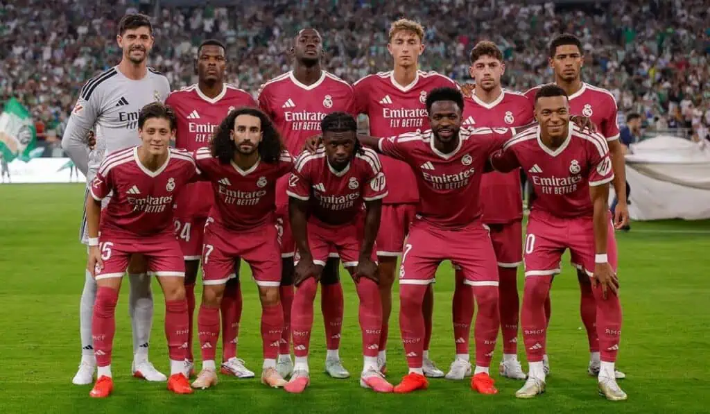 Real Madrid gastó US$261 millones en fichajes sin vender una sola estrella: Su cantera cubrió más del 90 % Real Madrid gastó US$261 millones en fichajes sin vender una sola estrella
