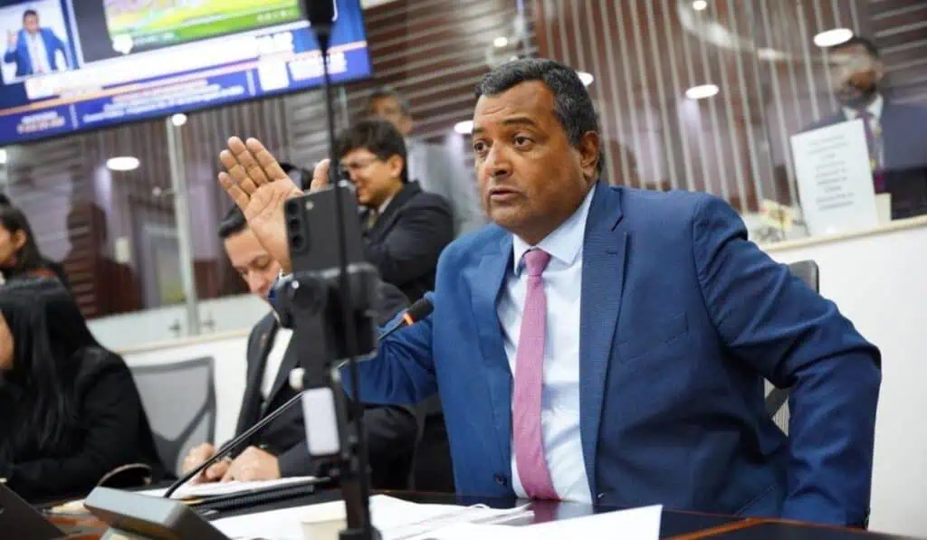El 97 % de las multas por violencia en el fútbol colombiano queda sin cobrar y fallan controles a sancionados Víctor Manuel Salcedo, representante a la Cámara por el Valle del Cauca