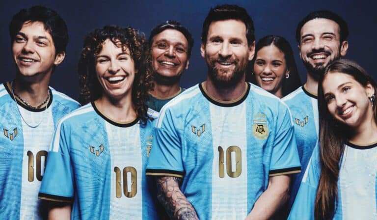 Adidas quitará su logo de la camiseta de Argentina para poner el de Messi en su despedida