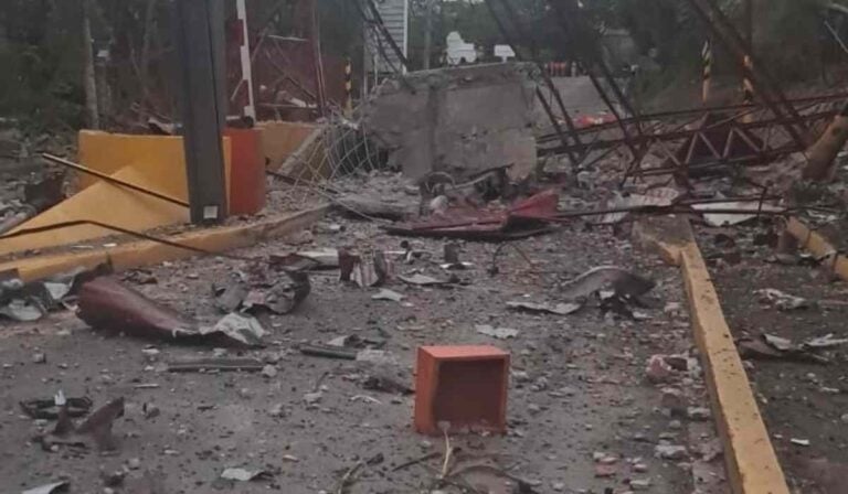 Atentado contra el peaje El Bordo, en Cauca, dejó cinco trabajadores heridos y daños en la infraestructura Atentado peaje en El Bordo, Cauca