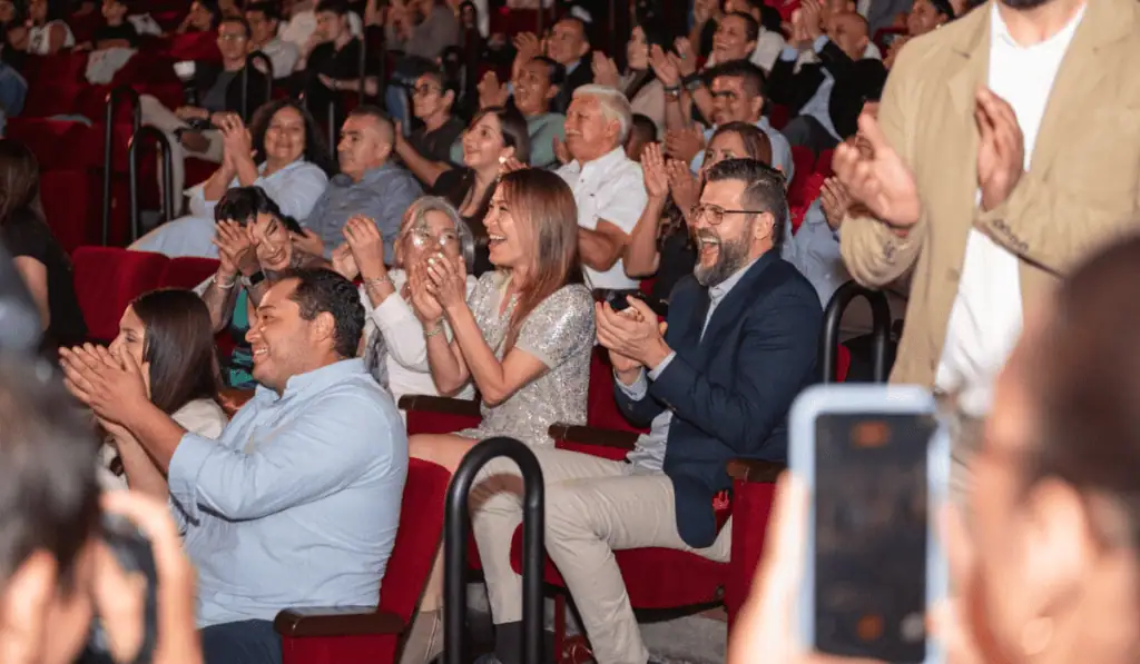 Empresarios de Antioquia pondrán a prueba sus decisiones con un simulador de IA Bootcamp Al Límite