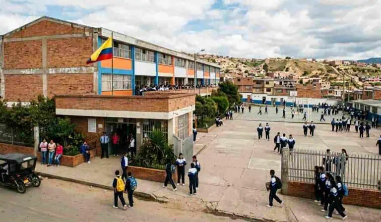 Educación financiera sería obligatoria en colegios: Proyecto avanza en el Congreso y cambiaría esta materia Colegios podrían tener educación financiera como nueva materia