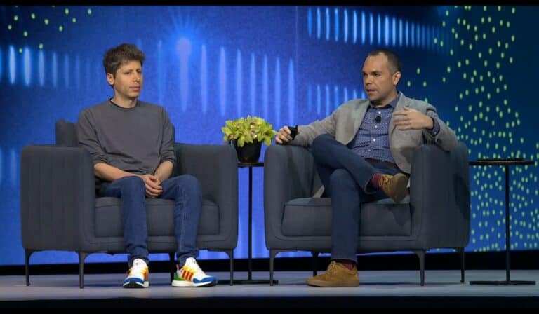 El CEO de OpenAI, Sam Altman; junto con Clay Magouyrk, co-CEO de Oracle
