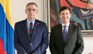 El ministro de Hacienda, Miguel Gómez, y Jaime Vives, presidente de Coljuegos. Imagen: Ministerio de Hacienda