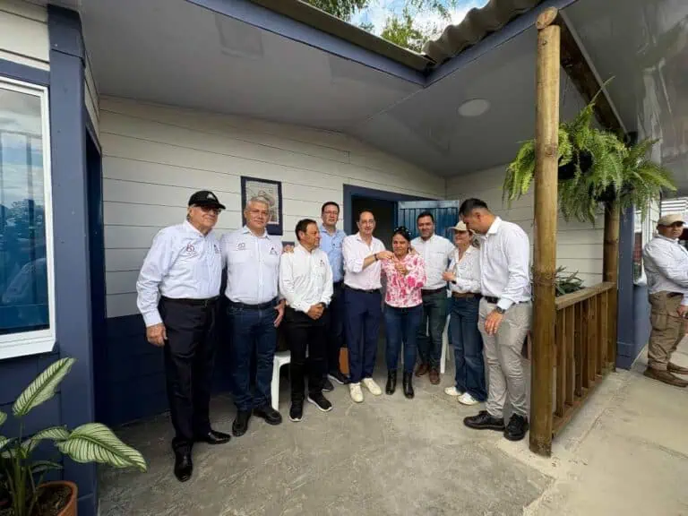 Se entregó primera vivienda de Adopta un Hogar de Grupo Argos y Nicky Jam en Quindío; MinVivienda, Federación Nacional de Cafeteros e Isagen se sumaron Entrega Adopta un Hogar en Quindío