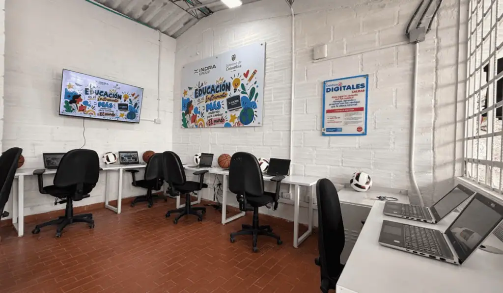 Indra Group entrega una nueva sala de cómputo a institución educativa afectada por el terremoto en Caldas Entrega sala de computo