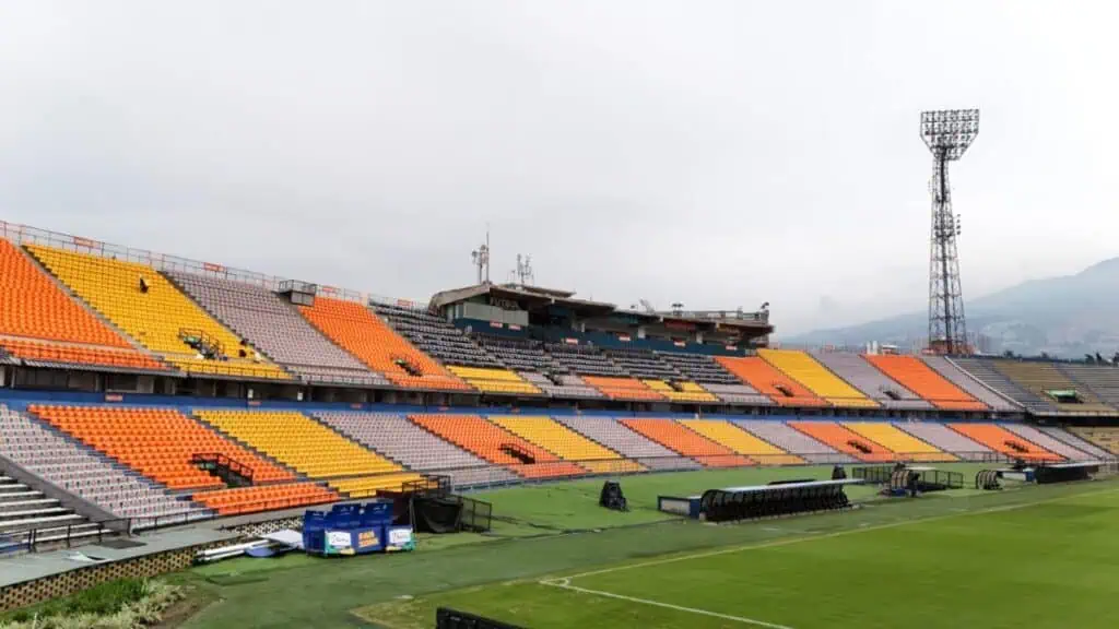 Estadio Atanasio Girardot de Medellín termina primera fase de obras y prepara licitación para su modernización Finalización del desmonte de la cubierta occidental del Atanasio Girardot