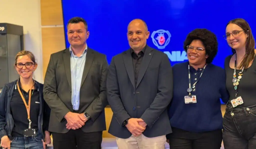 Scania revela cómo busca reducir 50 % de las emisiones de CO₂ de sus operaciones industriales Equipo de Scania Brasil.