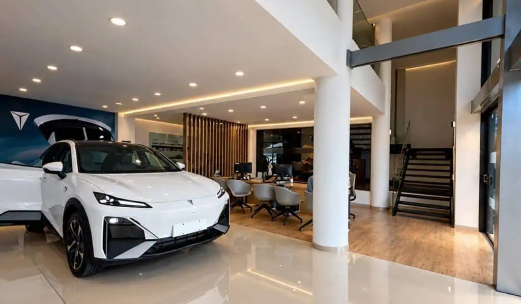 Changan y Deepal amplían su operación en Bucaramanga con la apertura de nueva vitrina: proyectan abrir más puntos de atención en el país Interior de una vitrina de autos