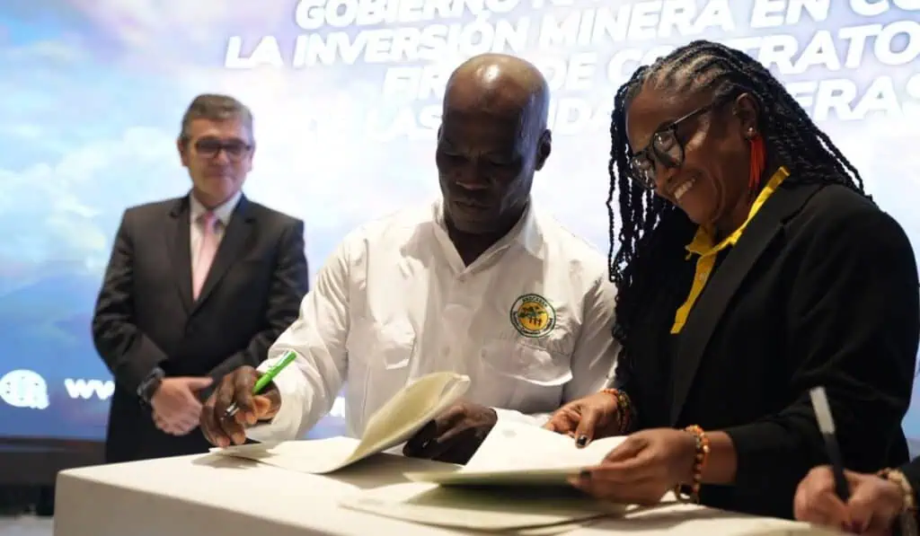 Primicia | Empresas mineras en Colombia duplicarán su producción en 2027: se espera 'boom' de proyectos Juan Camilo Valencia, presidente de la ANM durante la firma de contratos mineros. Imagen: ANM