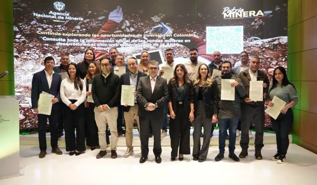 Primicia | Empresas mineras en Colombia duplicarán su producción en 2027: se espera 'boom' de proyectos Juan Camilo Valencia, presidente de la ANM tras la firma de contratos mineros. Imagen: ANM