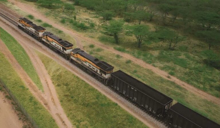 Estas son las compañías que operan en Colombia y que más han exportado carbón en lo que va de 2026 Línea férrea de carbón de Cerrejón. Imagen: Cerrejón
