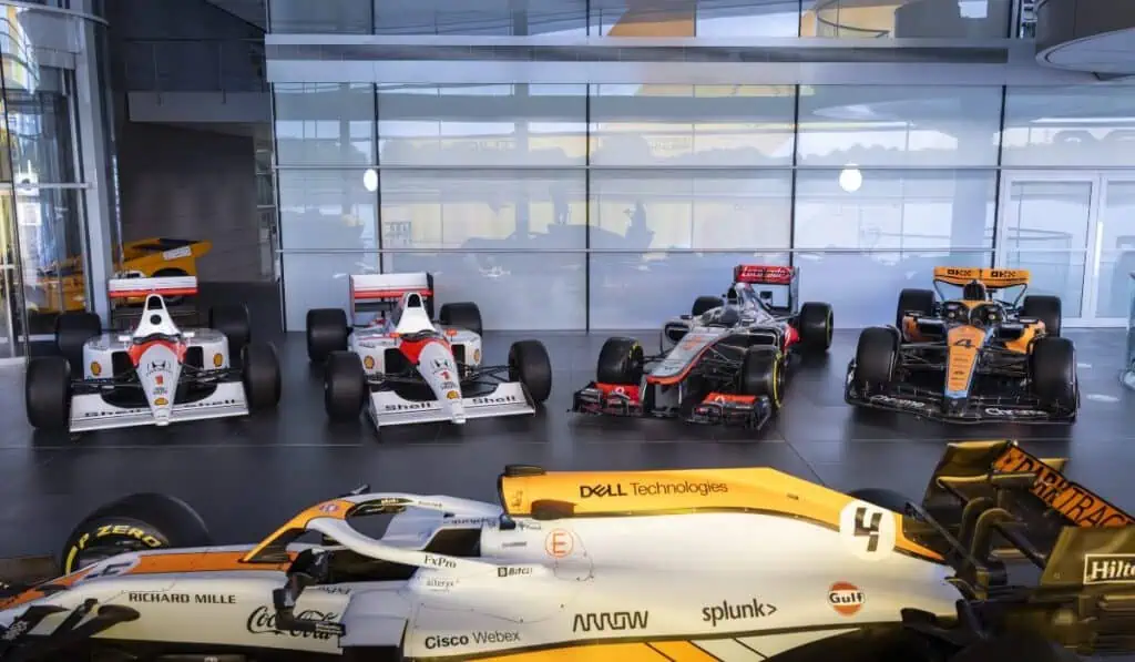 Los autos de Fórmula 1 de Senna, Hamilton y Brad Pitt salen al mercado en una histórica venta de McLaren Los cinco autos de Fórmula 1 que McLaren puso a la venta